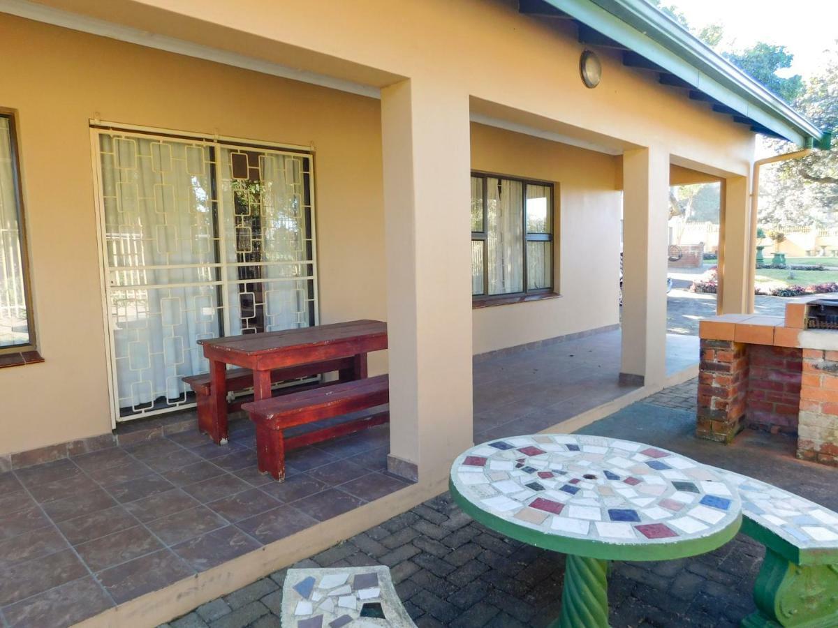 Mama Mia Cottages Oslo Beach Port Shepstone Exterior photo