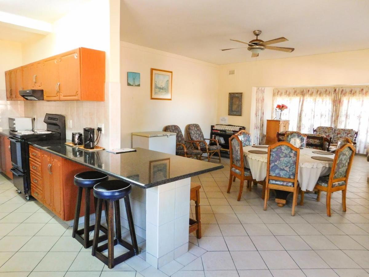 Mama Mia Cottages Oslo Beach Port Shepstone Exterior photo