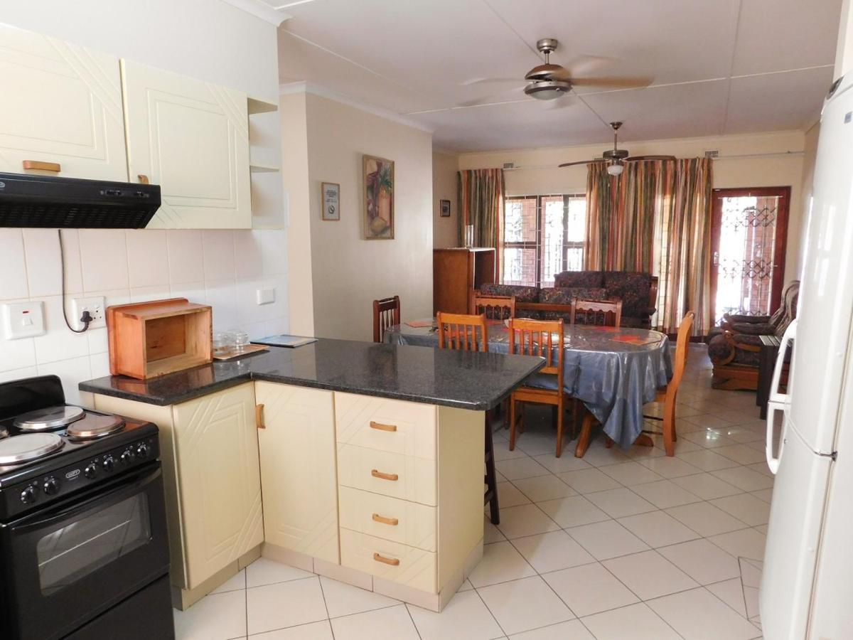 Mama Mia Cottages Oslo Beach Port Shepstone Exterior photo